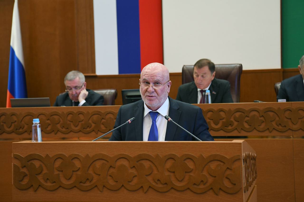 Министр юстиции РД Мустапа Генжеханов представил депутатам Народного Собрания РД три законопроекта